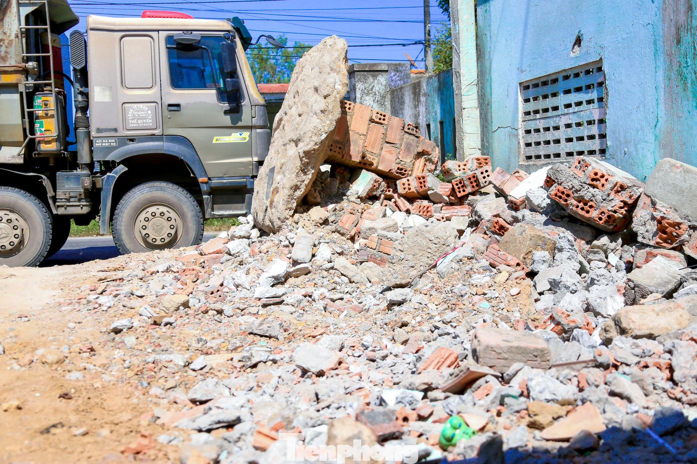 Nhiều đống đất đá được đào lên nhưng chưa được xử lý, nằm ngổn ngang trước nhà dân, gây cản trở việc đi lại và ảnh hưởng sinh hoạt hằng ngày.