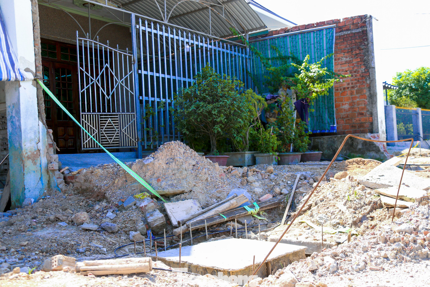 Nhiều đoạn đường bị đào xới nham nhở, xuất hiện hố sâu, đất đá đổ tràn lan ra mặt đường, tiềm ẩn nguy cơ mất an toàn giao thông.