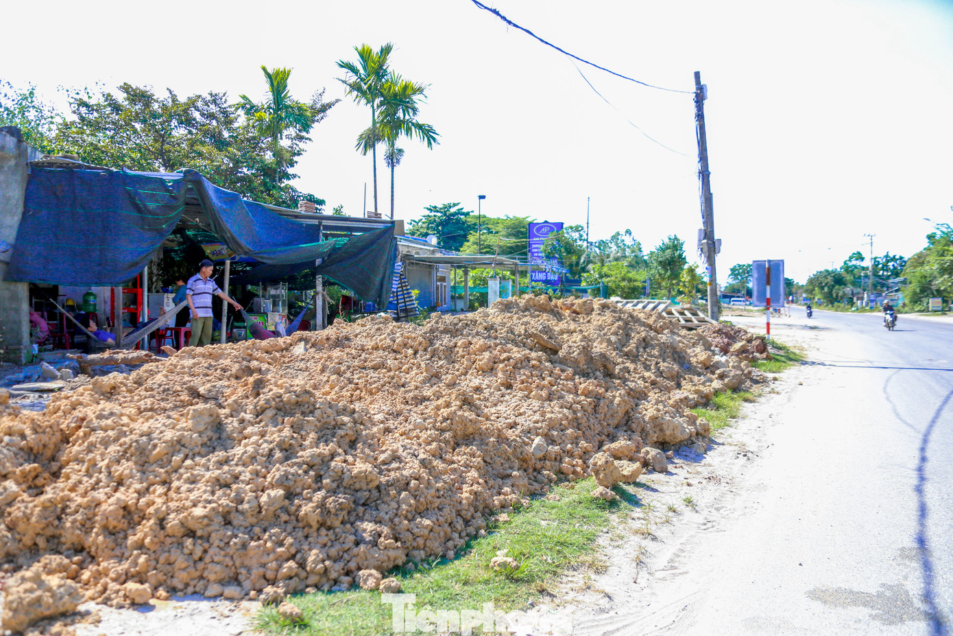 Người dân địa phương cho biết khi trời nắng, từng đoàn xe tải chạy qua cuốn theo bụi mù mịt, phủ kín nhà cửa. Còn khi mưa xuống, nước đọng trong các rãnh mương chưa hoàn thiện tràn ra đường gây ô nhiễm.