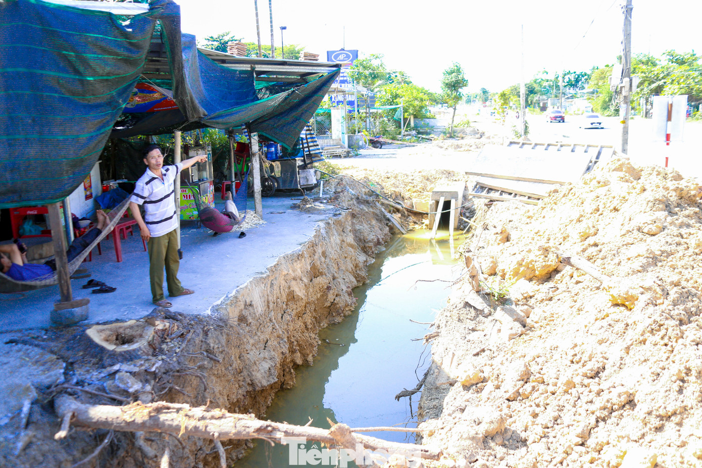 Không chỉ ảnh hưởng đến sinh hoạt, tình trạng thi công thiếu rào chắn, biển cảnh báo, thiếu đèn chiếu sáng ban đêm còn tiềm ẩn nguy cơ tai nạn giao thông. Một số người dân cho biết đã từng xảy ra trường hợp xe máy trượt ngã vì đường trơn trượt, đất đá rơi vãi khắp nơi.