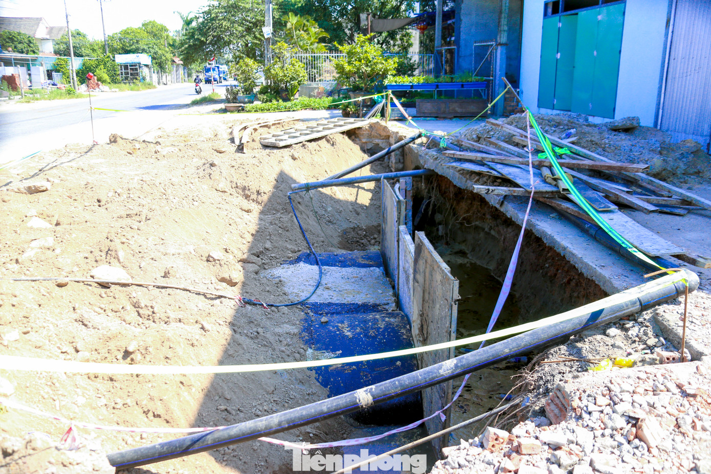 Không chỉ ảnh hưởng đến sinh hoạt, tình trạng thi công thiếu rào chắn, biển cảnh báo, thiếu đèn chiếu sáng ban đêm còn tiềm ẩn nguy cơ tai nạn giao thông. Một số người dân cho biết đã từng xảy ra trường hợp xe máy trượt ngã vì đường trơn trượt, đất đá rơi vãi khắp nơi.