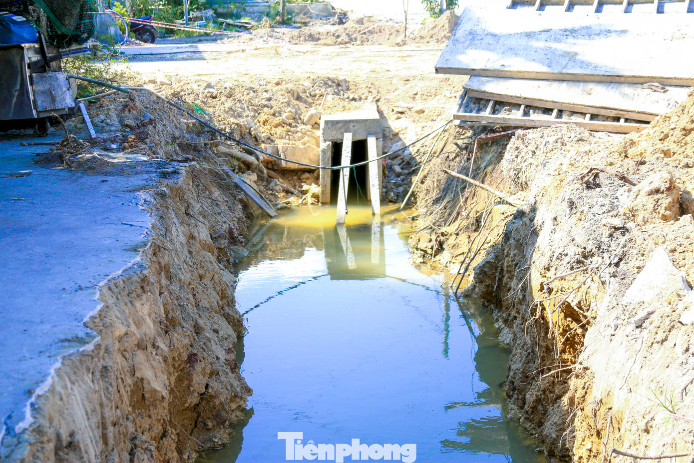 Nhiều đoạn đường bị đào xới nham nhở, xuất hiện hố sâu, đất đá đổ tràn lan ra mặt đường, tiềm ẩn nguy cơ mất an toàn giao thông.