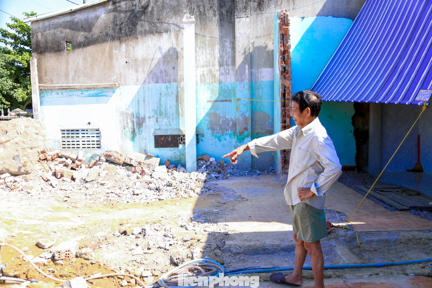 Cùng chung bức xúc, ông Văn Điền, một hộ dân sống ven tuyến cho biết việc đào xới rồi bỏ dở suốt hơn một tuần qua đã gây ra không ít phiền toái cho người dân. “Chúng tôi mong công trình sớm được hoàn thiện để người dân yên tâm làm ăn, buôn bán. Chứ cứ kéo dài thế này thì khổ quá”, ông Điền nói.