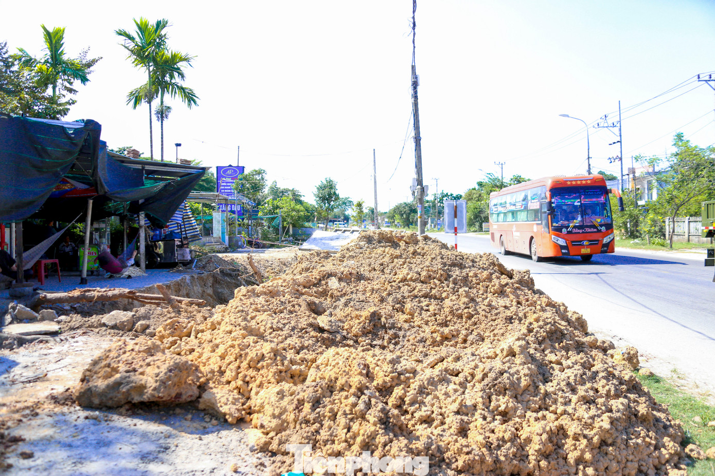 Nhiều đống đất đá được đào lên nhưng chưa được xử lý, nằm ngổn ngang trước nhà dân, gây cản trở việc đi lại và ảnh hưởng sinh hoạt hằng ngày.