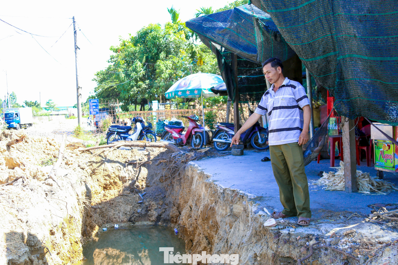 Ông Trần Văn Bảy (trú thôn Phú Sơn Nam, xã Hòa Khương) bức xúc: “Đơn vị thi công đào đường xong rồi để đó, không thấy ai tiếp tục làm. Trời nắng thì bụi bay mù mịt, xe chạy qua là bụi phủ trắng cả quần áo mới phơi ngoài sân. Việc buôn bán của gia đình tôi cũng bị ảnh hưởng nghiêm trọng. Những hố sâu như thế này rất nguy hiểm, con cái còn nhỏ, chỉ cần sơ ý là có thể ngã xuống bất cứ lúc nào”.