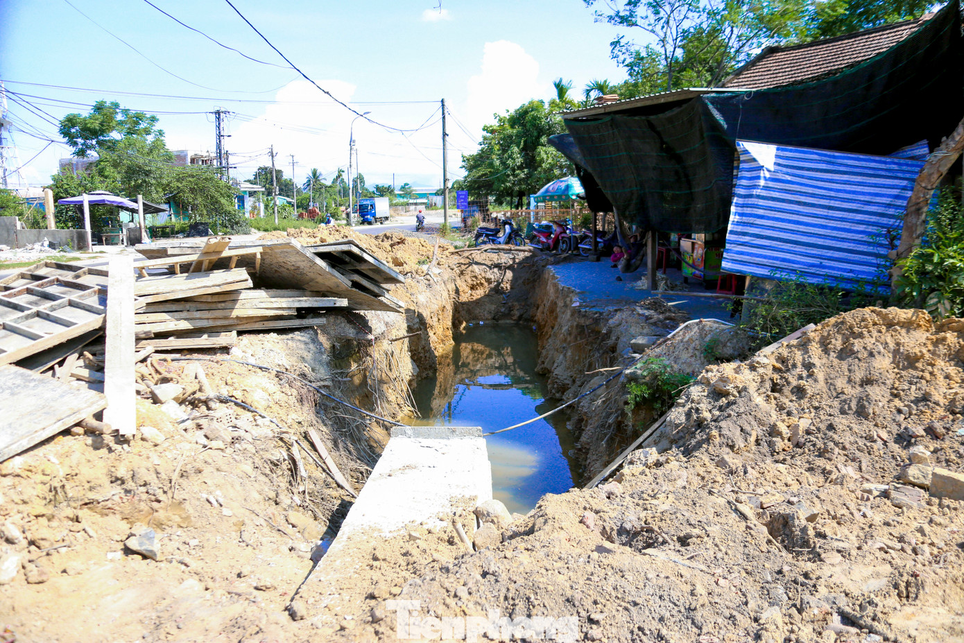 Theo ghi nhận của Tiền Phong, nhiều đoạn trên tuyến Quốc lộ 14B hiện bị cày xới nham nhở, đất đá đổ tràn lan ra mặt đường. Nhiều hạng mục mương thoát nước đào dang dở, để hở miệng, không có rào chắn hay biển cảnh báo an toàn, tiềm ẩn nhiều nguy hiểm cho người tham gia giao thông.