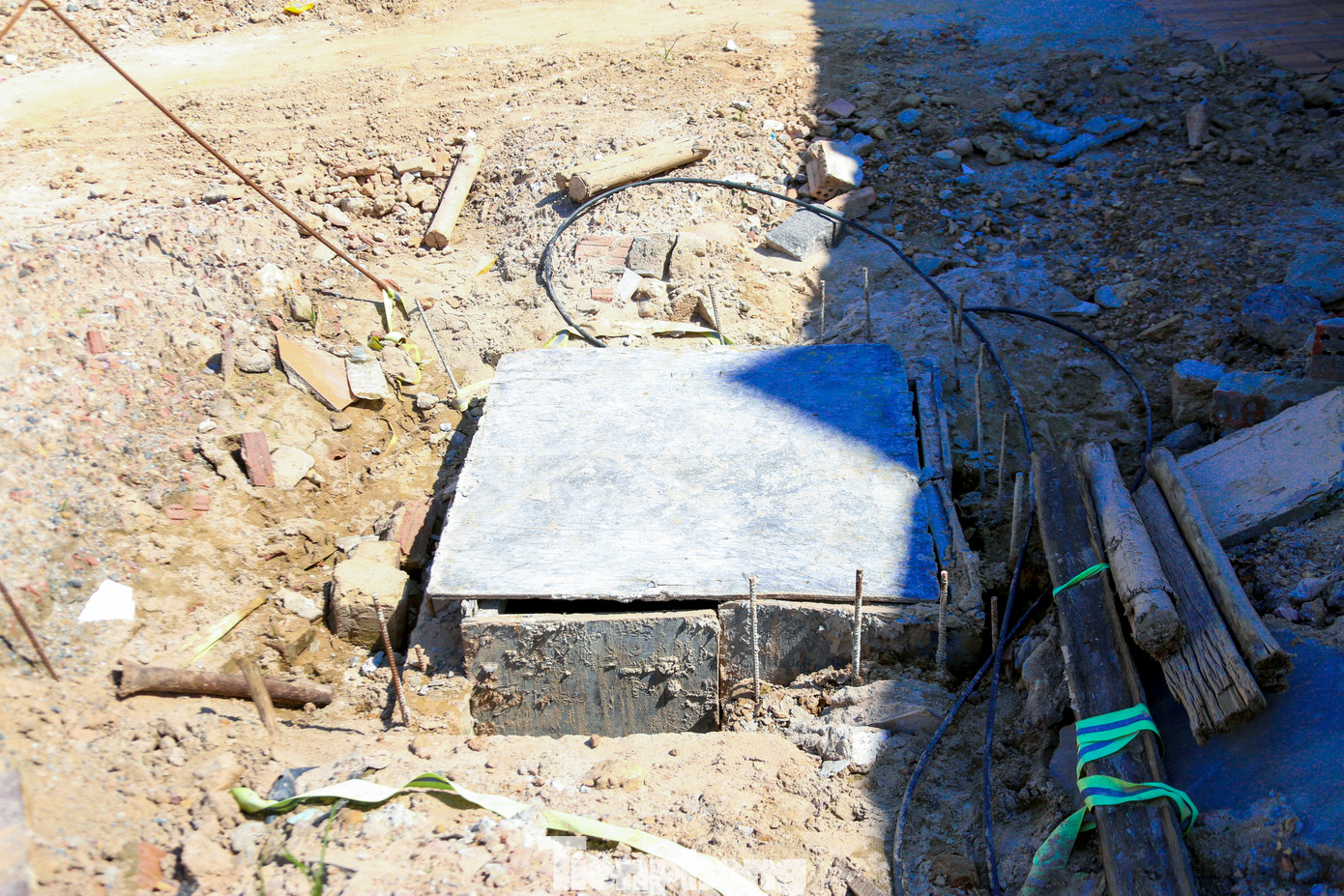 Không chỉ ảnh hưởng đến sinh hoạt, tình trạng thi công thiếu rào chắn, biển cảnh báo, thiếu đèn chiếu sáng ban đêm còn tiềm ẩn nguy cơ tai nạn giao thông. Một số người dân cho biết đã từng xảy ra trường hợp xe máy trượt ngã vì đường trơn trượt, đất đá rơi vãi khắp nơi.