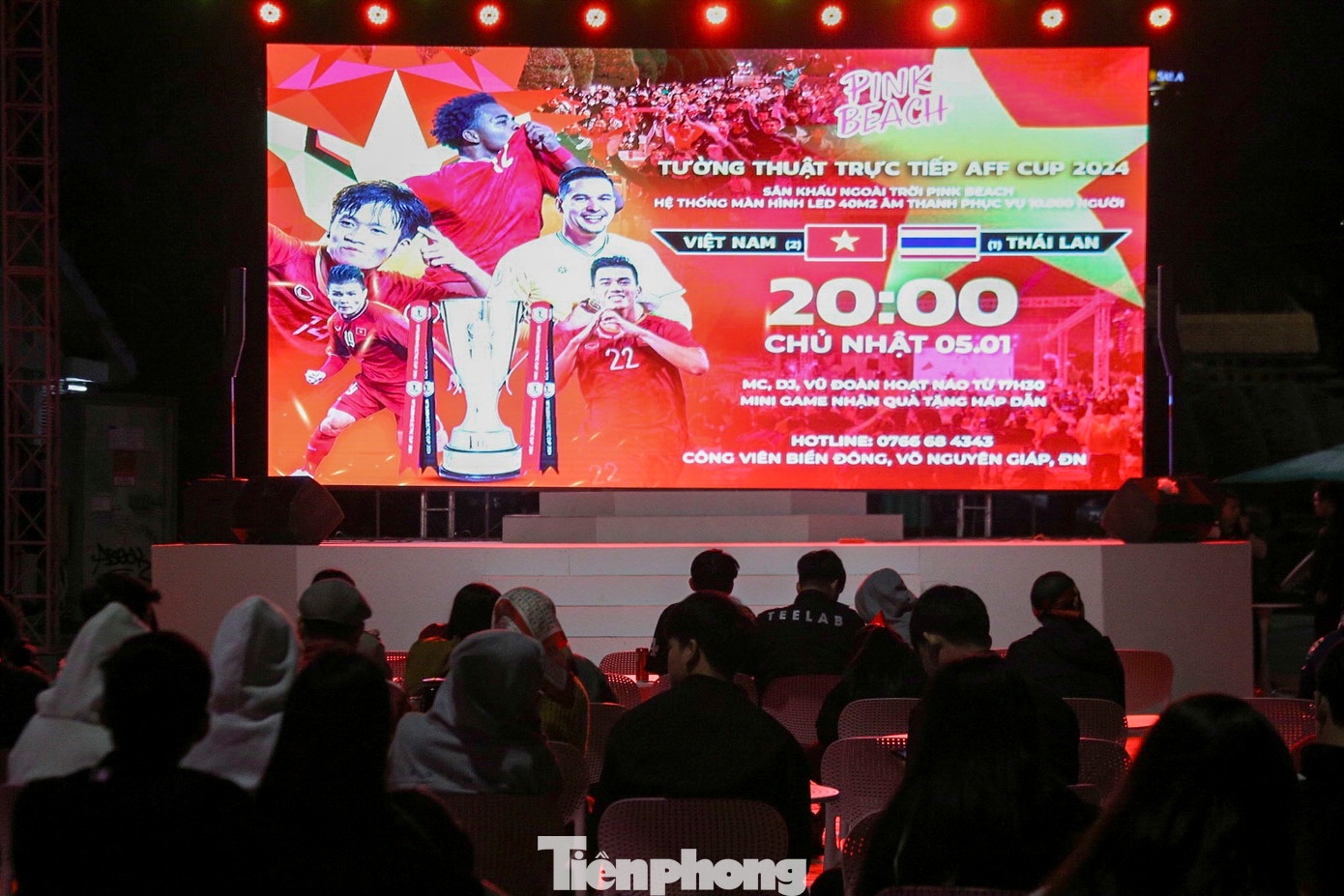 Một quán cà phê tại Công viên Biển Đông trang bị màn hình led lớn để phục vụ khách. Khách hàng ngồi chật kín quán, vừa thưởng thức nước uống vừa cùng nhau hòa chung không khí sôi nổi của trận đấu.