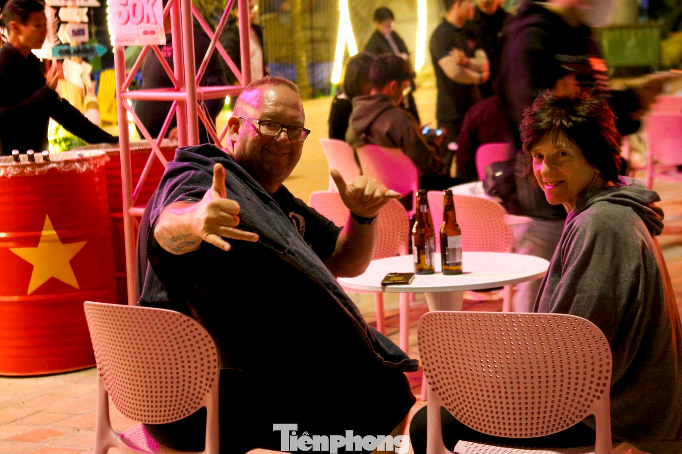 Không chỉ người hâm mộ Việt Nam, nhiều du khách nước ngoài cũng theo dõi sát từng khoảnh khắc thi đấu của trận chung kết ASEAN Cup 2024.