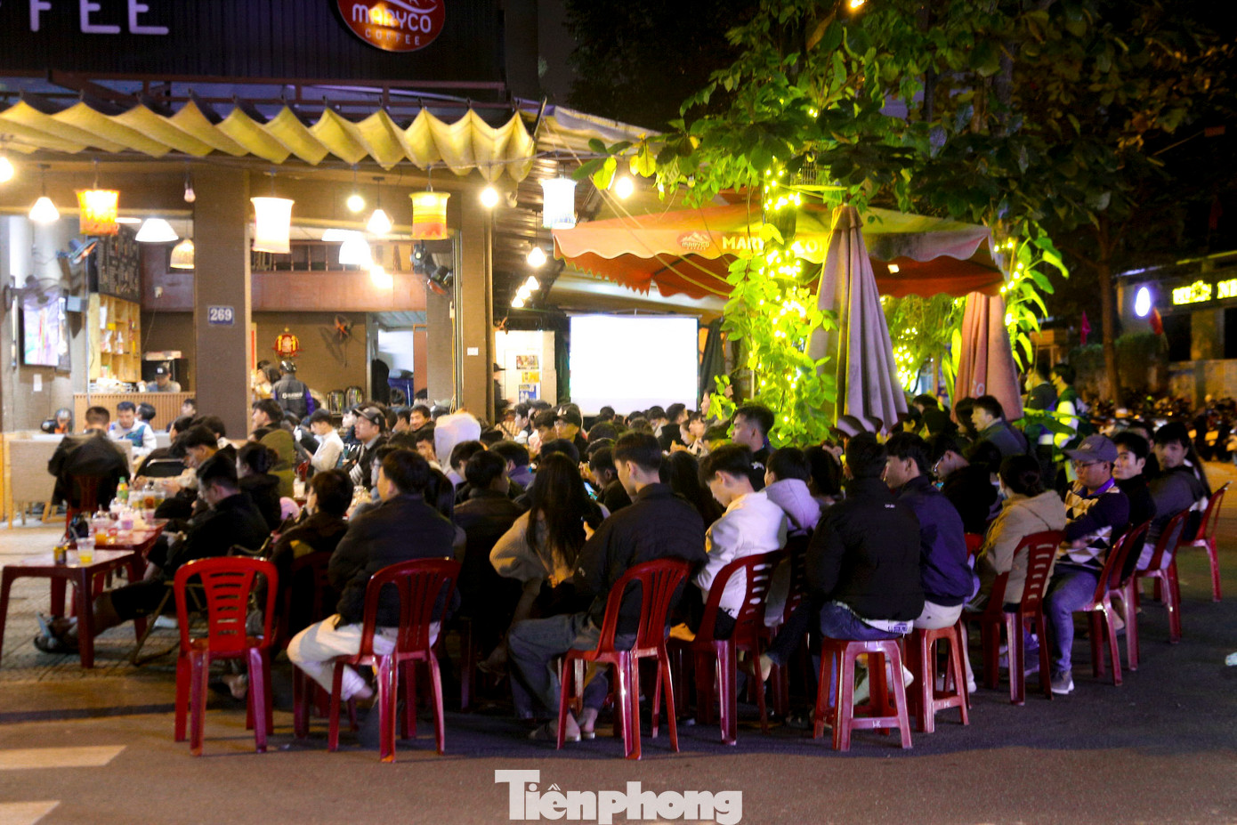 Từ sớm, các quán trên các tuyến đường lớn như Nguyễn Văn Linh, Trần Phú, Lê Duẩn, Điện Biên Phủ... đã đông nghịt người.