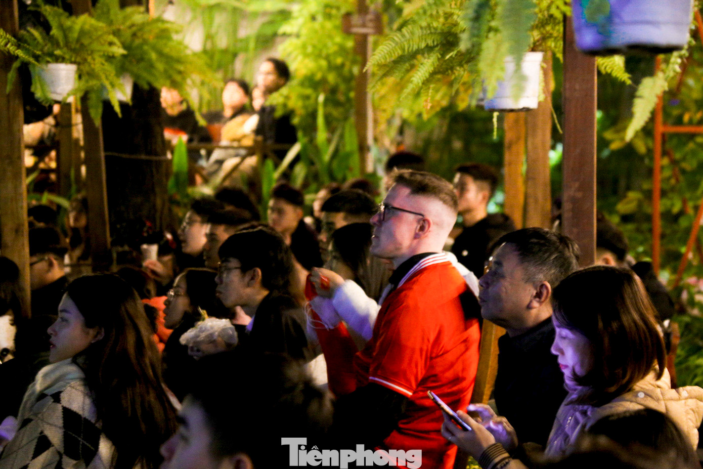 Không chỉ người hâm mộ Việt Nam, nhiều du khách nước ngoài cũng theo dõi sát từng khoảnh khắc thi đấu của trận chung kết ASEAN Cup 2024.