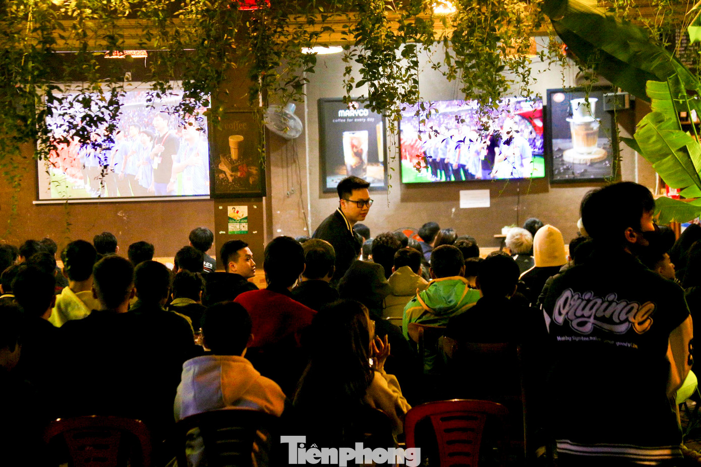 Khi trận đấu bắt đầu, các quán cà phê, nhà hàng và quán nhậu khắp Đà Nẵng đã rộn ràng tiếng hò hét.