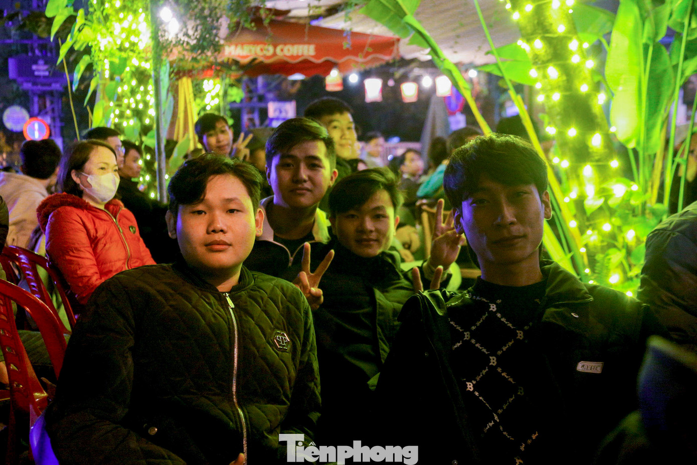 Nhiều bạn trẻ hào hứng cổ vũ đội tuyển Việt Nam.