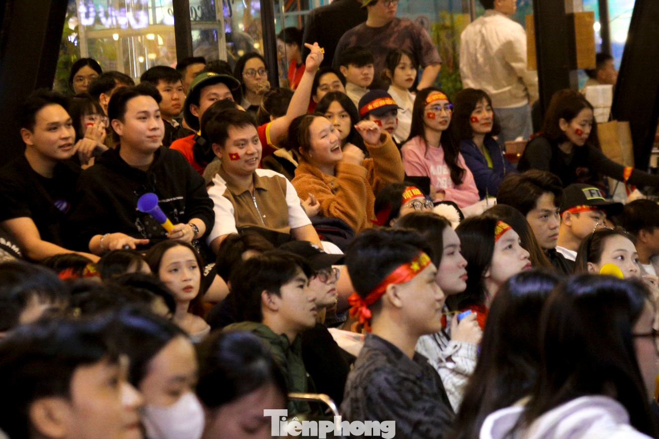 Từ sớm, các quán trên các tuyến đường lớn như Nguyễn Văn Linh, Trần Phú, Lê Duẩn, Điện Biên Phủ... đã đông nghịt người.