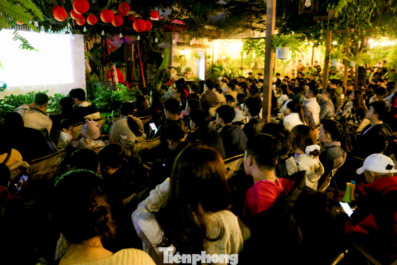 Tối 2/1, màn so tài giữa đội tuyển Việt Nam và Thái Lan tại chung kết lượt về đã thu hút đông đảo người dân đổ về các quán xá, khu vực công viên tại Đà Nẵng để xem, cổ vũ. Ảnh: Duy Quốc