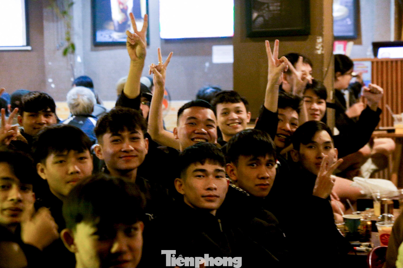 Nhiều bạn trẻ hào hứng cổ vũ đội tuyển Việt Nam.