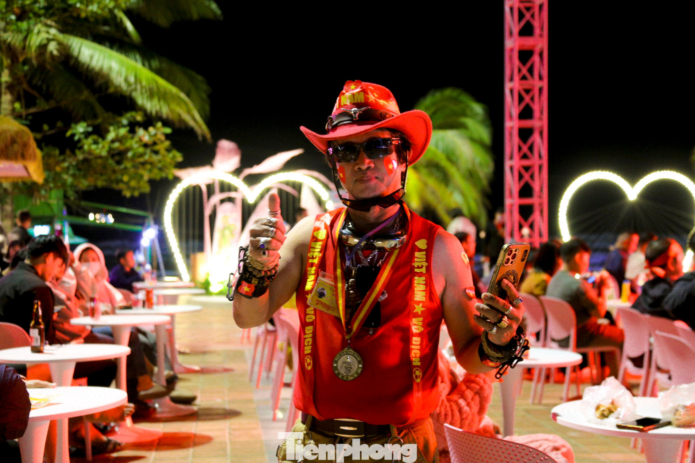 “Bóng đá không chỉ là nơi lưu giữ những khoảnh khắc cuồng nhiệt mà còn là niềm tự hào dân tộc của người hâm mộ Việt Nam. Hôm nay dù có thắng hay thua thì các cầu thủ vẫn đã làm hết sức. Chúng tôi sẽ luôn yêu mến và cổ vũ hết mình”, anh Nguyễn Hoàng chia sẻ.