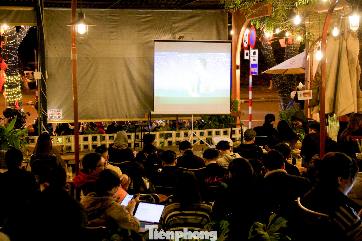 Khi trận đấu bắt đầu, các quán cà phê, nhà hàng và quán nhậu khắp Đà Nẵng đã rộn ràng tiếng hò hét.