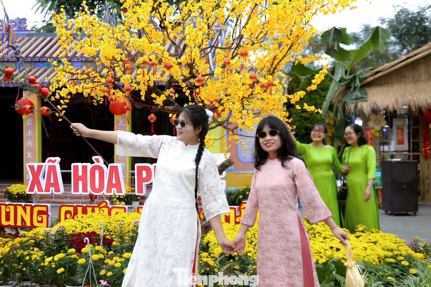 Đinh Thị Thu Thanh (trú xã Hòa Bắc) chia sẻ: "Đến với lễ hội mình không chỉ được vui chơi, hòa mình cùng không khí Tết, mà còn được thưởng thức những món ăn đậm đà mang hương vị ngày Tết cổ truyền của Việt Nam. Năm nay lễ hội được trang trí với không gian rất đẹp mắt, độc đáo."