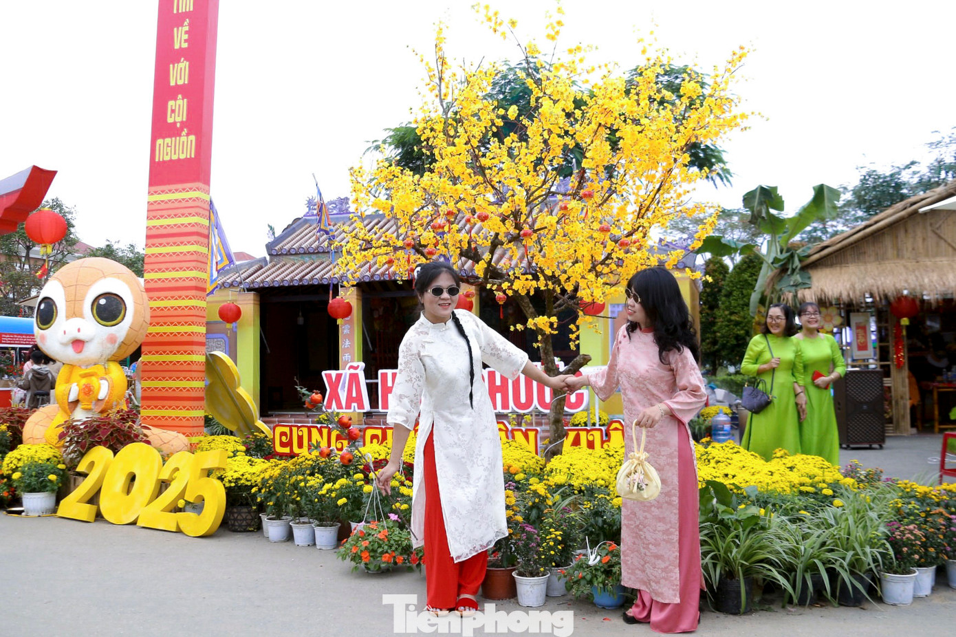 Nhiều bạn trẻ thích thú vui chơi, chụp hình cùng tiểu cảnh được trang trí tại lễ hội.