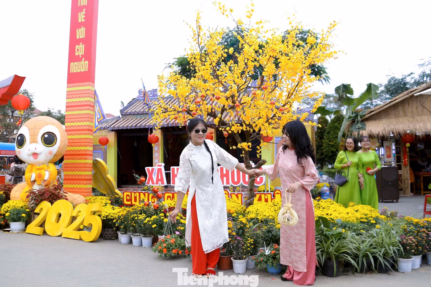 Nhiều bạn trẻ thích thú vui chơi, chụp hình cùng tiểu cảnh được trang trí tại lễ hội.