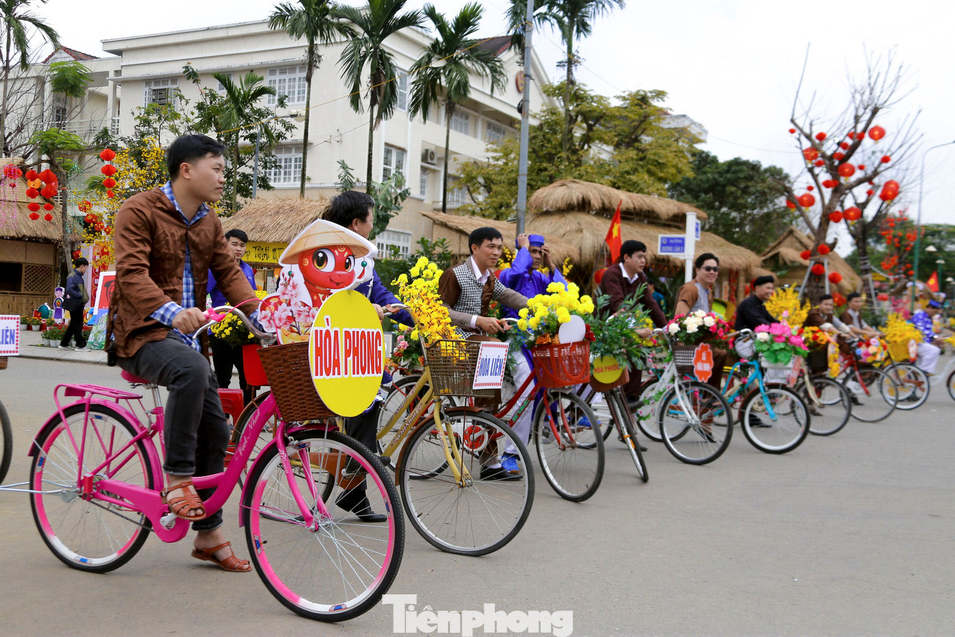 Nhiều hoạt động như diễu hành xe đạp hoa, không gian Tết Việt, phiên chợ Tết xưa, thư pháp nghệ thuật, trò chơi dân gian, điểm check-in trong không gian Tết Việt,... diễn ra hết sức sôi nổi, thu hút nhiều người.