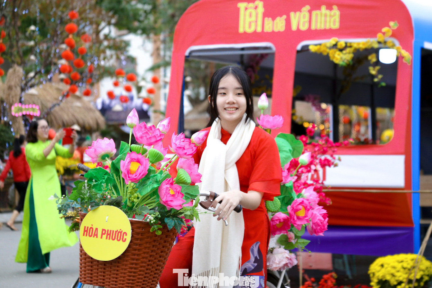 Nhiều bạn trẻ thích thú vui chơi, chụp hình cùng tiểu cảnh được trang trí tại lễ hội.