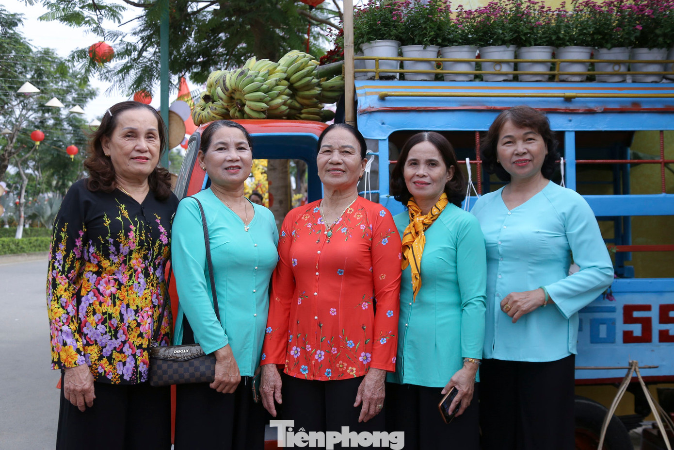 "Không gian lễ hội năm nay rất đẹp và ấm cúng. Tôi cùng nhóm đến từ sớm để chụp hình, lưu lại những hình ảnh đẹp dịp Tết năm nay", bà Nguyễn Thị Xê (trú xã Hòa Châu) chia sẻ.