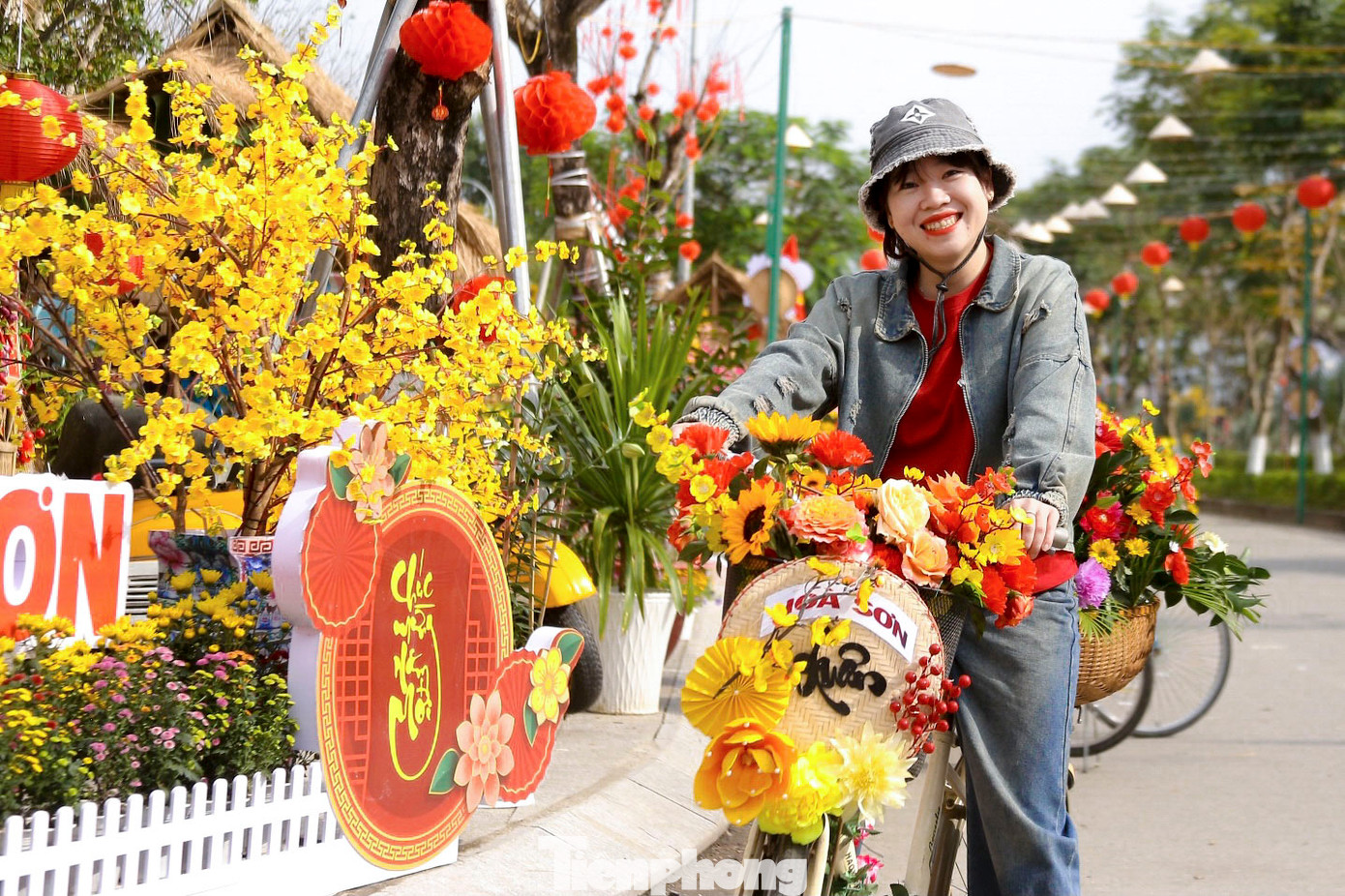 Nhiều bạn trẻ thích thú vui chơi, chụp hình cùng tiểu cảnh được trang trí tại lễ hội.