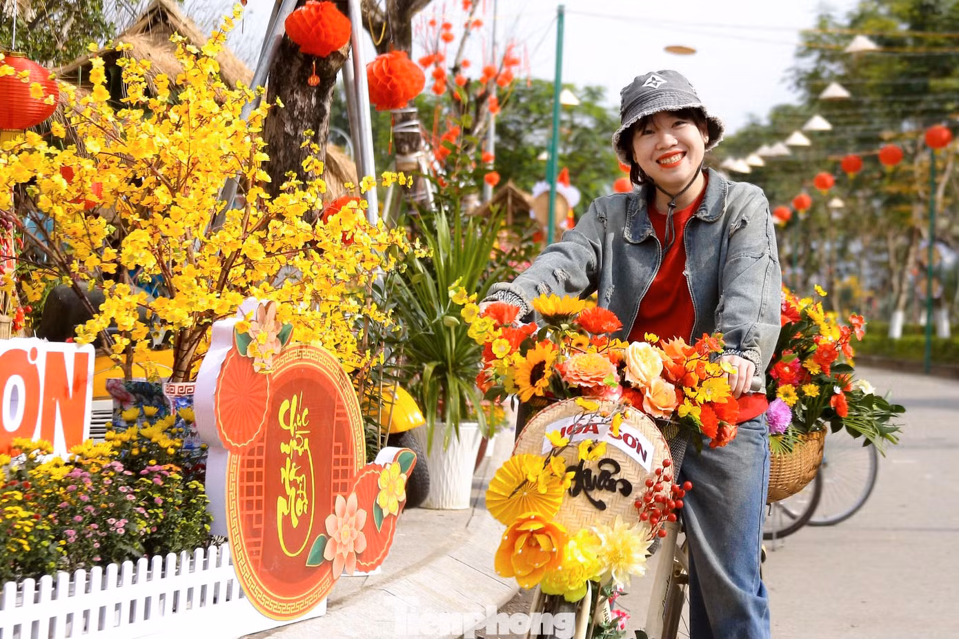 Nhiều bạn trẻ thích thú vui chơi, chụp hình cùng tiểu cảnh được trang trí tại lễ hội.