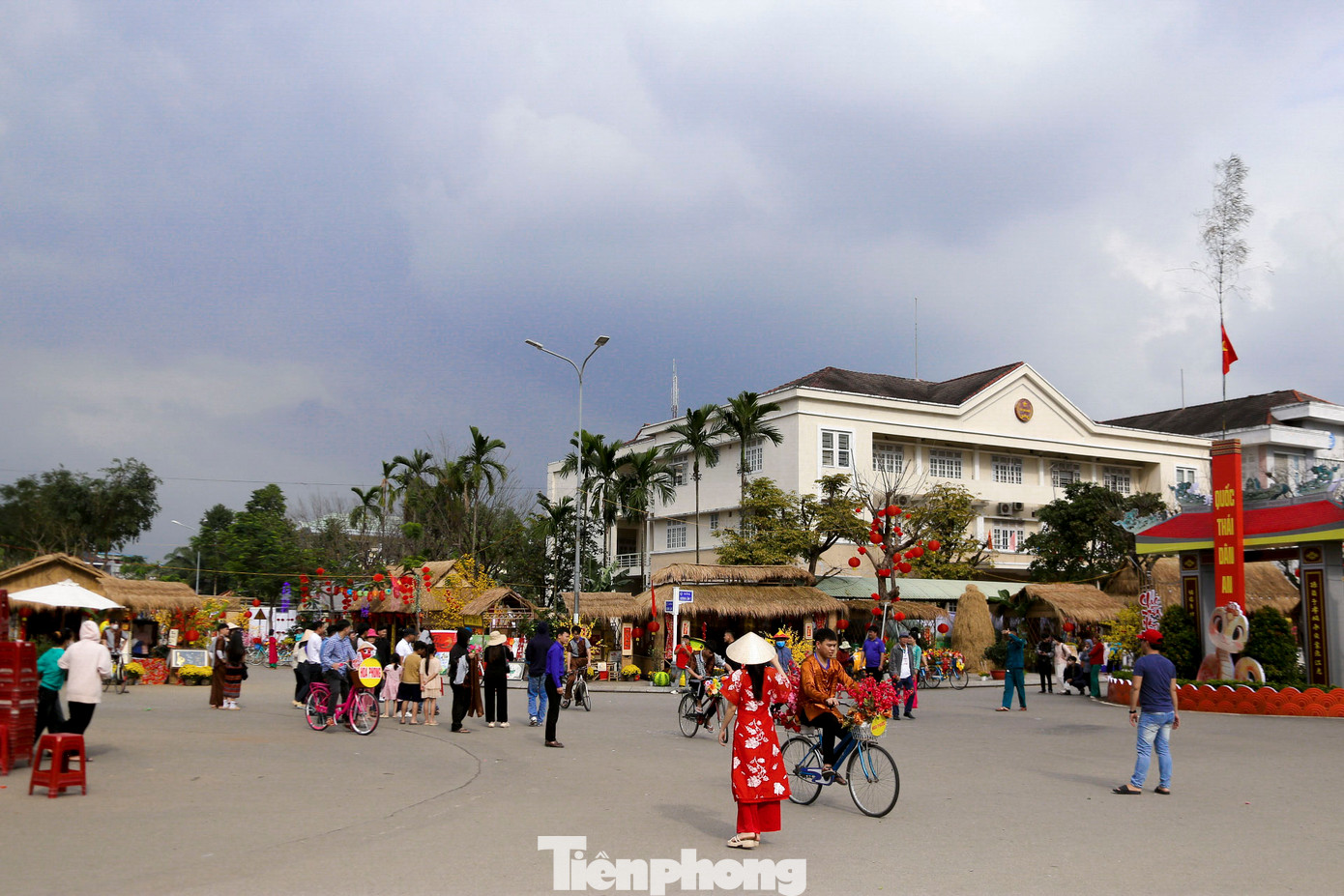 Ghi nhận của phóng viên Tiền Phong chiều 18/1, hàng trăm bạn trẻ đã đổ về huyện Hòa Vang để vui chơi, chụp hình, hòa mình vào không gian lễ hội Tết Việt 2025.