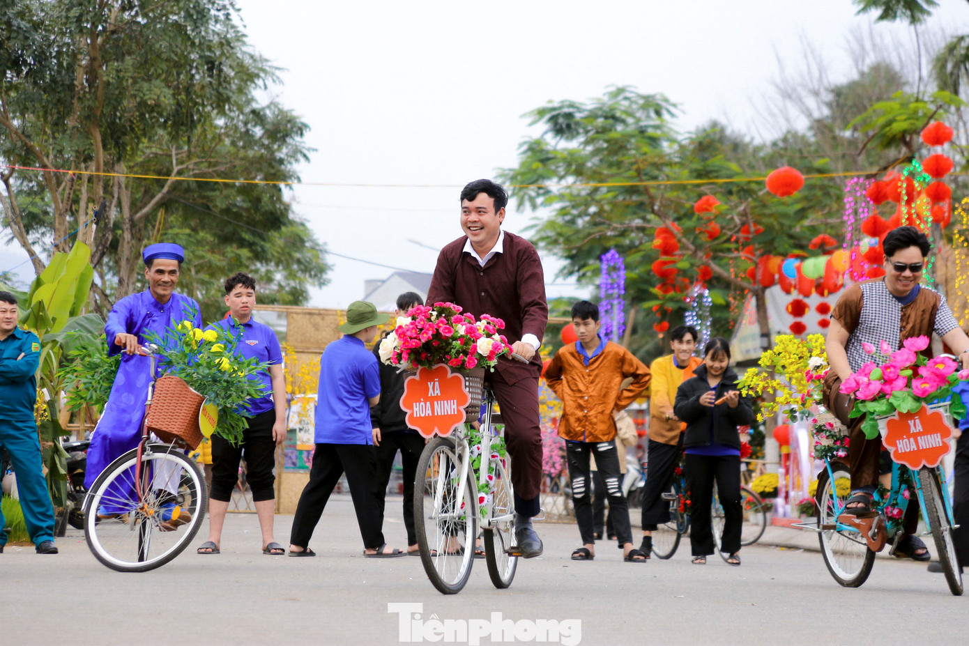Các hoạt động vui chơi cũng diễn ra trong không khí rộn ràng, sôi nổi đầy sắc xuân.