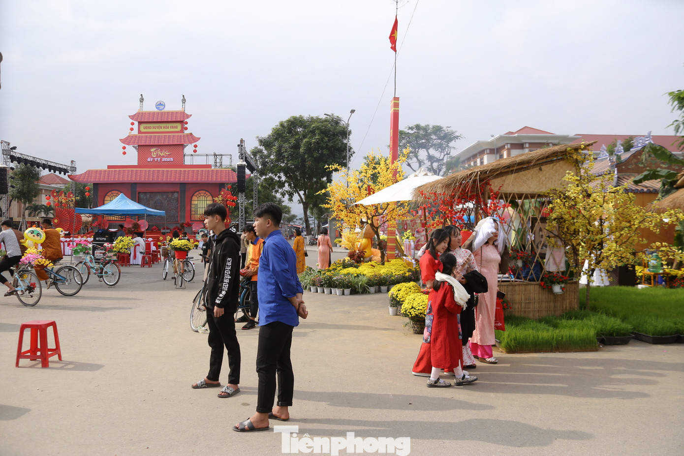 Các hoạt động vui chơi cũng diễn ra trong không khí rộn ràng, sôi nổi đầy sắc xuân.