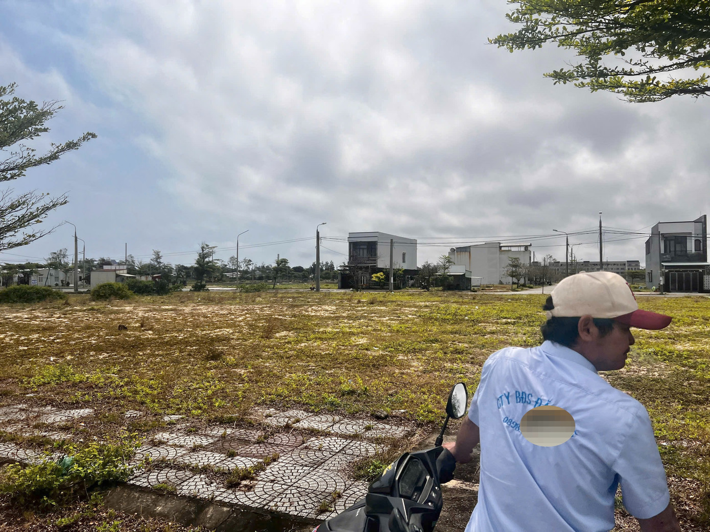 Lô đất 110m ở vị trí đẹp được chào bán với giá gần 2 tỷ đồng. Lô đất 110m ở vị trí đẹp được chào bán với giá gần 2 tỷ đồng.