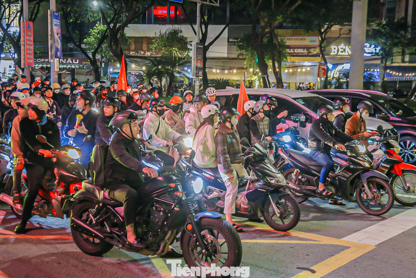 Những đoàn xe máy, ô tô diễu hành qua các tuyến phố, người dân vừa đi vừa vẫy cờ và hát vang những ca khúc cổ vũ. Những đoàn xe máy, ô tô diễu hành qua các tuyến phố, người dân vừa đi vừa vẫy cờ và hát vang những ca khúc cổ vũ.