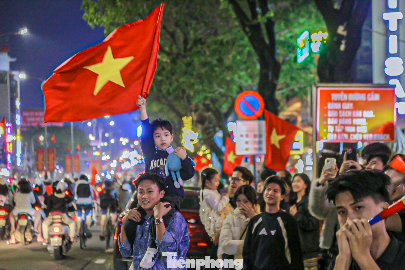 Tiếng kèn vang lên khắp nơi, xen lẫn với những tiếng hô vang Việt Nam vô địch. Cờ đỏ sao vàng tung bay trong gió, tạo nên một cảnh tượng sôi động và đầy cảm xúc. Tiếng kèn vang lên khắp nơi, xen lẫn với những tiếng hô vang Việt Nam vô địch. Cờ đỏ sao vàng tung bay trong gió, tạo nên một cảnh tượng sôi động và đầy cảm xúc.