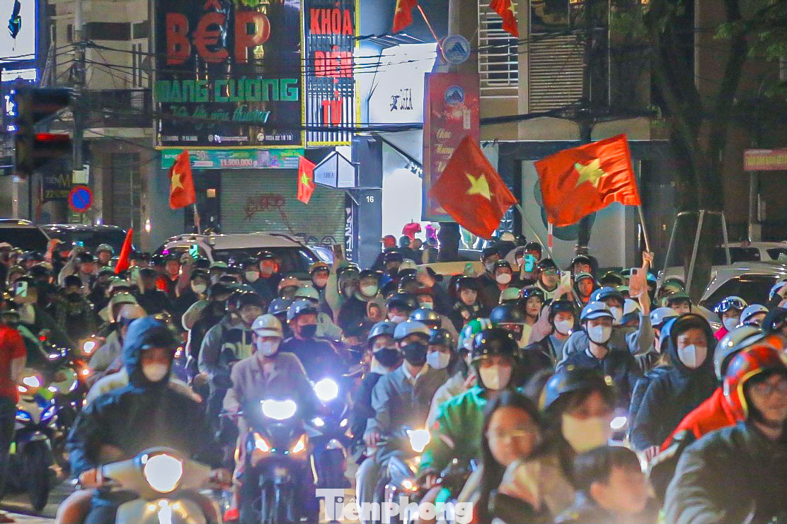 Những đoàn xe máy, ô tô diễu hành qua các tuyến phố, người dân vừa đi vừa vẫy cờ và hát vang những ca khúc cổ vũ. Những đoàn xe máy, ô tô diễu hành qua các tuyến phố, người dân vừa đi vừa vẫy cờ và hát vang những ca khúc cổ vũ.