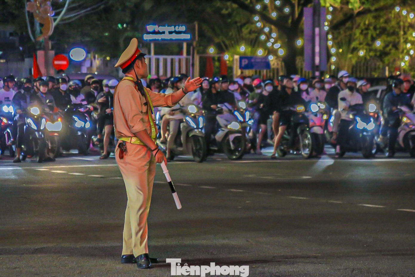 Lực lượng công an phải liên tục điều tiết, chốt chặn đảm bảo an toàn cho người dân khi đi bão. Lực lượng công an phải liên tục điều tiết, chốt chặn đảm bảo an toàn cho người dân khi đi bão.