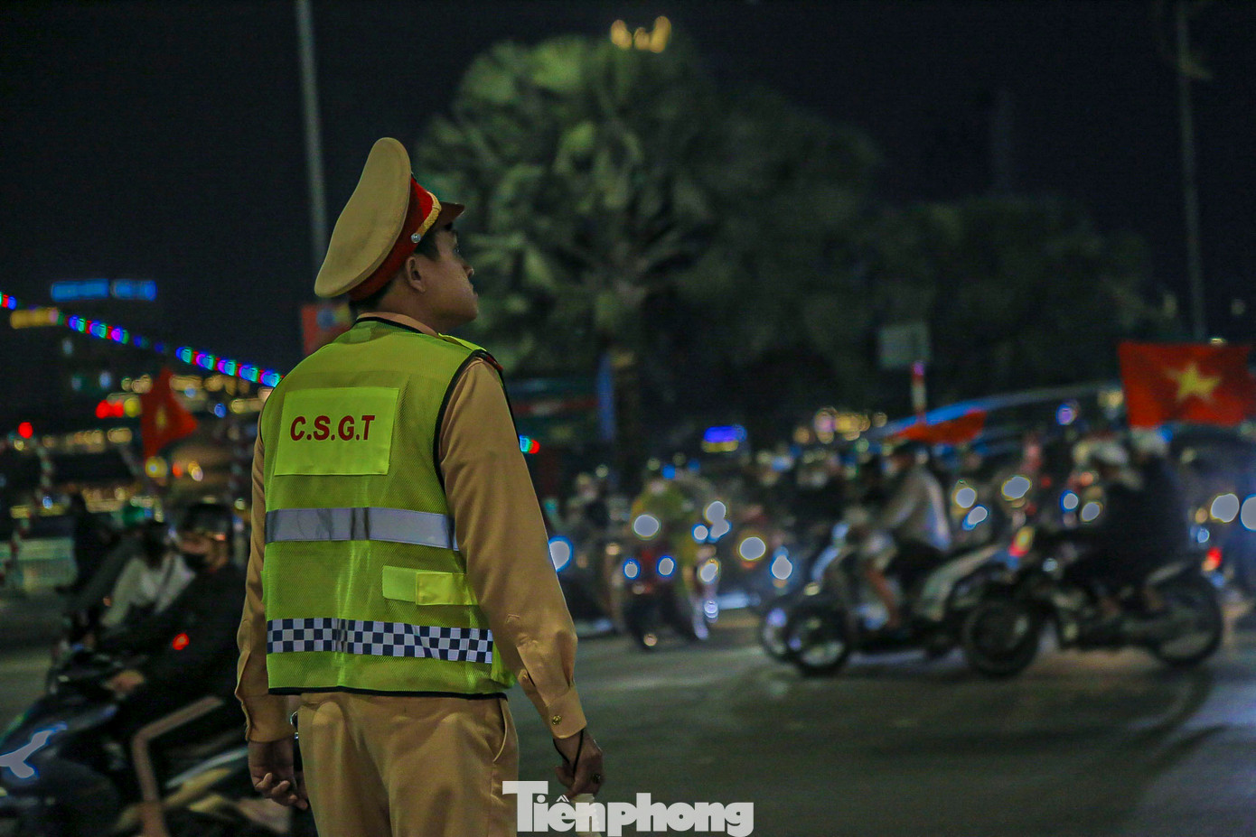 Lực lượng công an phải liên tục điều tiết, chốt chặn đảm bảo an toàn cho người dân khi đi bão. Lực lượng công an phải liên tục điều tiết, chốt chặn đảm bảo an toàn cho người dân khi đi bão.