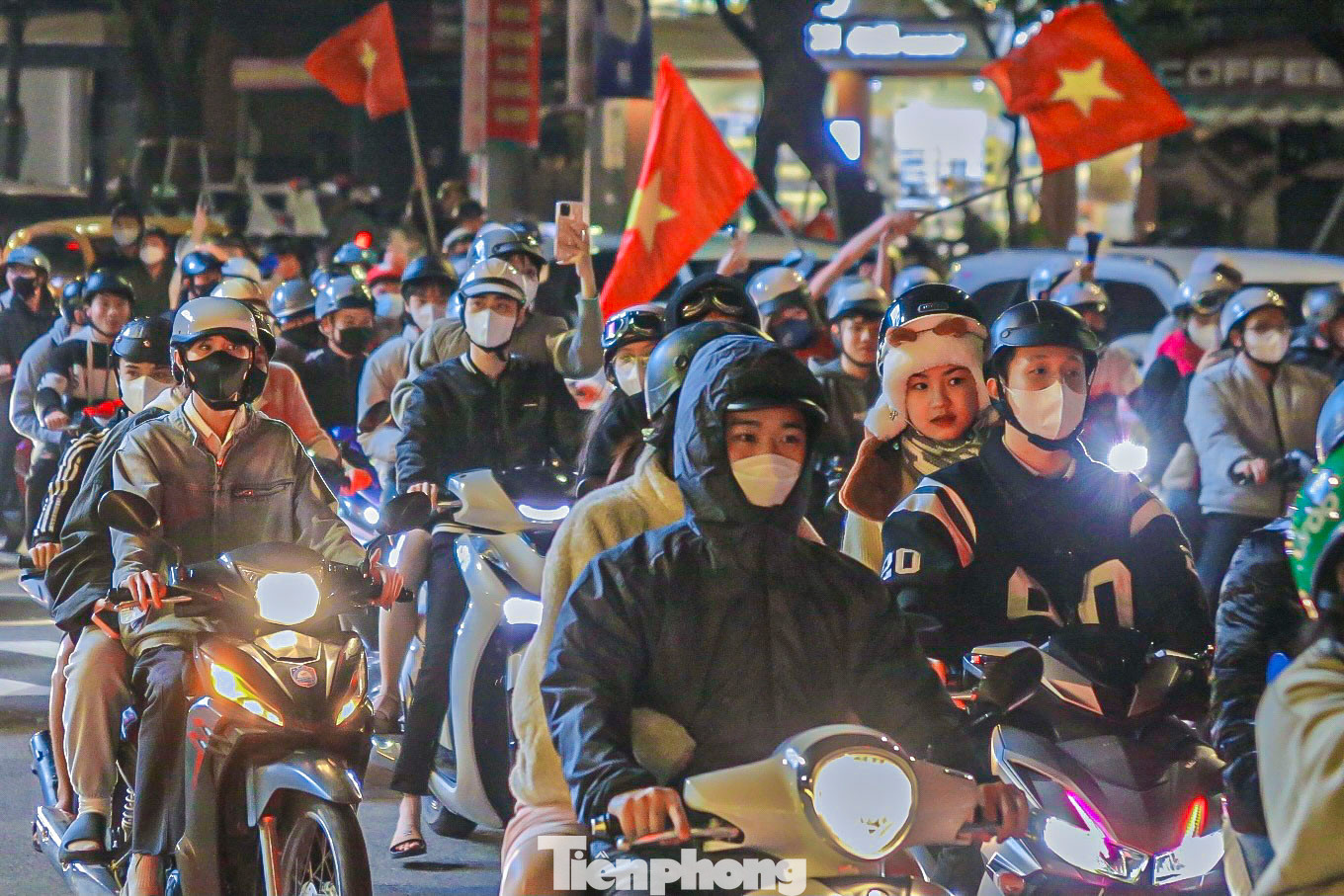 Ghi nhận của Tiền Phong tối 2/1, tại các tuyến đường Nguyễn Văn Linh, Bạch Đằng, Điện Biên Phủ và khu vực cầu Rồng, biển người nối đuôi nhau diễu hành ăn mừng Việt Nam chiến thắng. Ghi nhận của Tiền Phong tối 2/1, tại các tuyến đường Nguyễn Văn Linh, Bạch Đằng, Điện Biên Phủ và khu vực cầu Rồng, biển người nối đuôi nhau diễu hành ăn mừng Việt Nam chiến thắng.