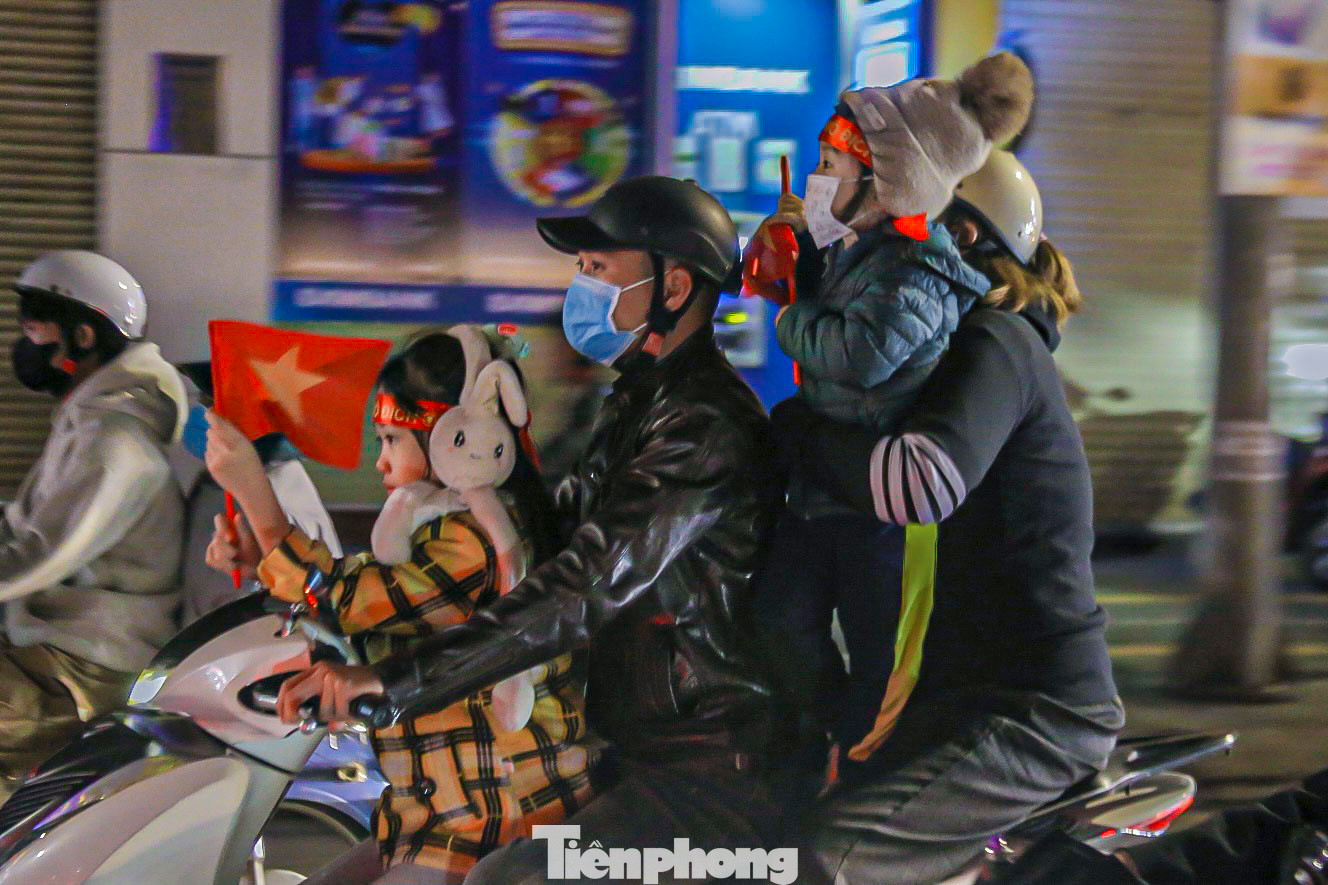 Nhiều gia đình đưa con nhỏ đi 'bão' trong niềm vui chiến thắng. Nhiều gia đình đưa con nhỏ đi 'bão' trong niềm vui chiến thắng.