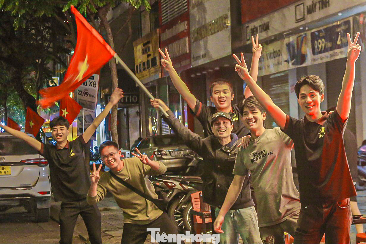 Nhiều nhóm bạn trẻ cùng nhau tham gia ăn mừng, tạo nên tinh thần đoàn kết cùng tình yêu bóng đá. Nhiều nhóm bạn trẻ cùng nhau tham gia ăn mừng, tạo nên tinh thần đoàn kết cùng tình yêu bóng đá.