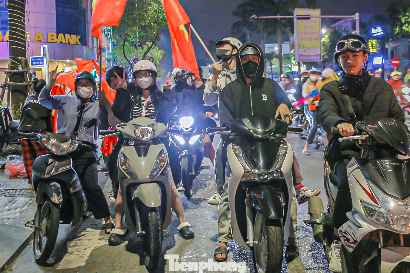 Nhiều nhóm bạn trẻ cùng nhau tham gia ăn mừng, tạo nên tinh thần đoàn kết cùng tình yêu bóng đá. Nhiều nhóm bạn trẻ cùng nhau tham gia ăn mừng, tạo nên tinh thần đoàn kết cùng tình yêu bóng đá.