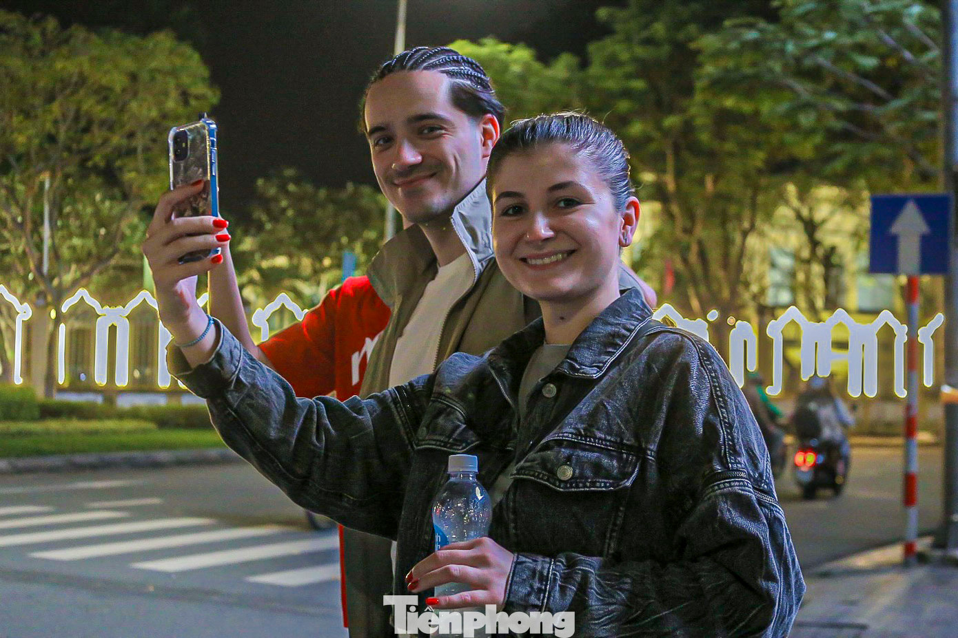 Du khách nước ngoài hào hứng ra đường chung vui cùng người dân Việt Nam. Du khách nước ngoài hào hứng ra đường chung vui cùng người dân Việt Nam.