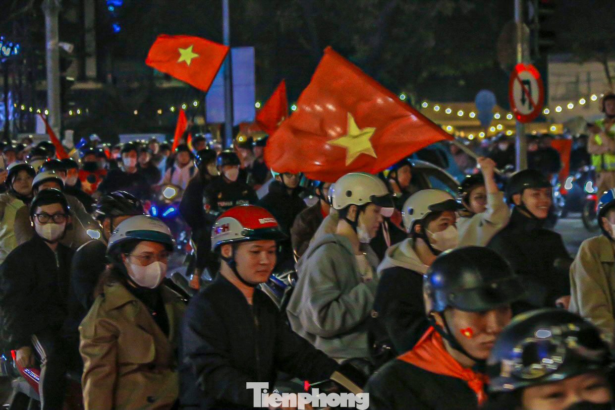 Ghi nhận của Tiền Phong tối 2/1, tại các tuyến đường Nguyễn Văn Linh, Bạch Đằng, Điện Biên Phủ và khu vực cầu Rồng, biển người nối đuôi nhau diễu hành ăn mừng Việt Nam chiến thắng. Ghi nhận của Tiền Phong tối 2/1, tại các tuyến đường Nguyễn Văn Linh, Bạch Đằng, Điện Biên Phủ và khu vực cầu Rồng, biển người nối đuôi nhau diễu hành ăn mừng Việt Nam chiến thắng.