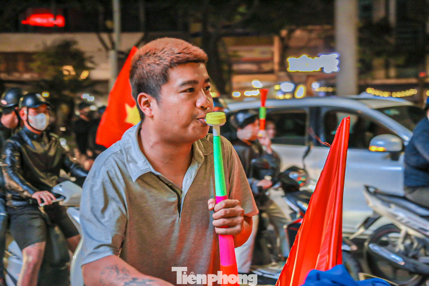 Tiếng kèn vang lên khắp nơi, xen lẫn với những tiếng hô vang Việt Nam vô địch. Cờ đỏ sao vàng tung bay trong gió, tạo nên một cảnh tượng sôi động và đầy cảm xúc. Tiếng kèn vang lên khắp nơi, xen lẫn với những tiếng hô vang Việt Nam vô địch. Cờ đỏ sao vàng tung bay trong gió, tạo nên một cảnh tượng sôi động và đầy cảm xúc.