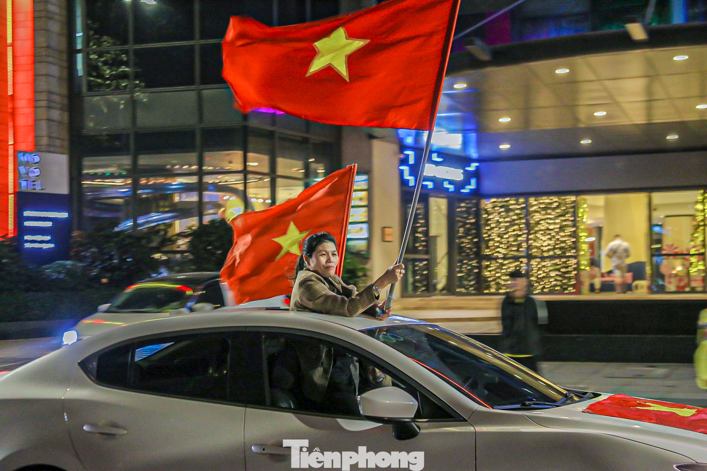 Nhiều nhóm bạn trẻ cùng nhau tham gia ăn mừng, tạo nên tinh thần đoàn kết cùng tình yêu bóng đá. Nhiều nhóm bạn trẻ cùng nhau tham gia ăn mừng, tạo nên tinh thần đoàn kết cùng tình yêu bóng đá.