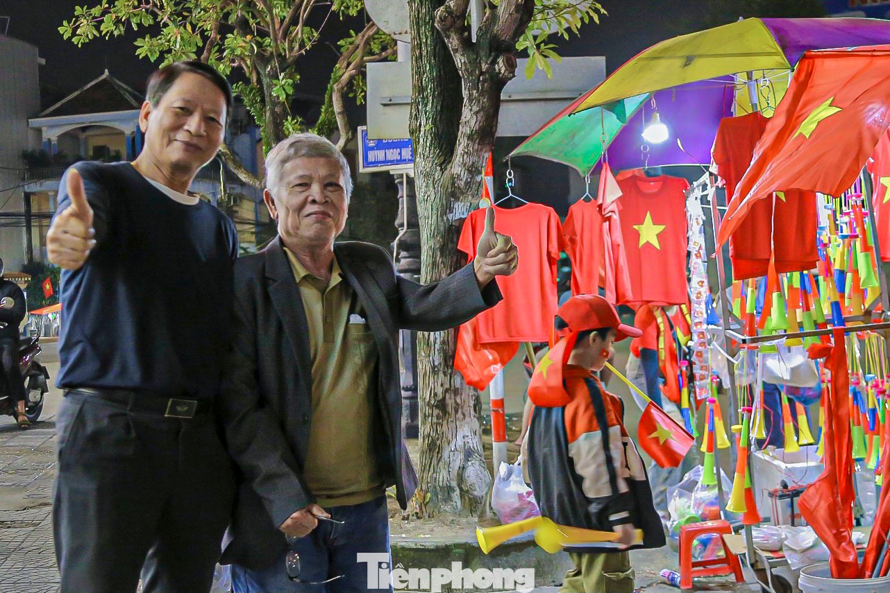 Ông Phạm Xuân Hoàng (trú quận Thanh Khê) cho biết: Tôi rất vui vì đội tuyển Việt Nam đã thắng trong trận chung kết lượt đi này. Các cầu thủ đã có một trận đấu hay, mang đến nhiều cảm xúc cho người hâm mộ. Ông Phạm Xuân Hoàng (trú quận Thanh Khê) cho biết: Tôi rất vui vì đội tuyển Việt Nam đã thắng trong trận chung kết lượt đi này. Các cầu thủ đã có một trận đấu hay, mang đến nhiều cảm xúc cho người hâm mộ.