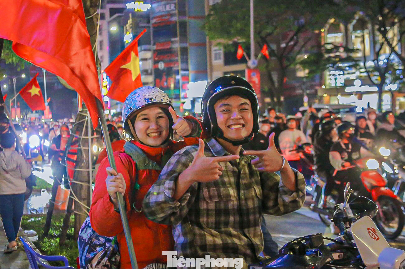 Bạn Phạm Thu Trang cũng cảm thấy rất hạnh phúc khi Việt Nam đã giành chiến thắng. “Cùng chung niềm vui với cả nước, em cùng người yêu cũng đi bão. Mong sao đội tuyển Việt Nam sẽ thi đấu thật tốt trong trận lượt về để mang vinh quang về cho đất nước”, Thu Trang nói. Bạn Phạm Thu Trang cũng cảm thấy rất hạnh phúc khi Việt Nam đã giành chiến thắng. “Cùng chung niềm vui với cả nước, em cùng người yêu cũng đi bão. Mong sao đội tuyển Việt Nam sẽ thi đấu thật tốt trong trận lượt về để mang vinh quang về cho đất nước”, Thu Trang nói.