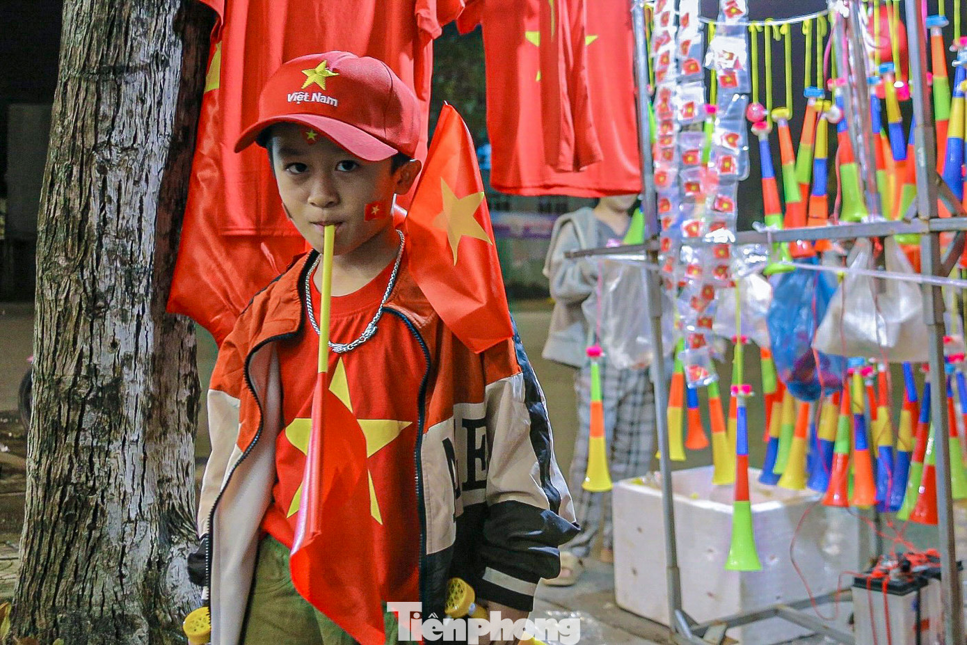 Nhiều gia đình đưa con nhỏ đi 'bão' trong niềm vui chiến thắng. Nhiều gia đình đưa con nhỏ đi 'bão' trong niềm vui chiến thắng.